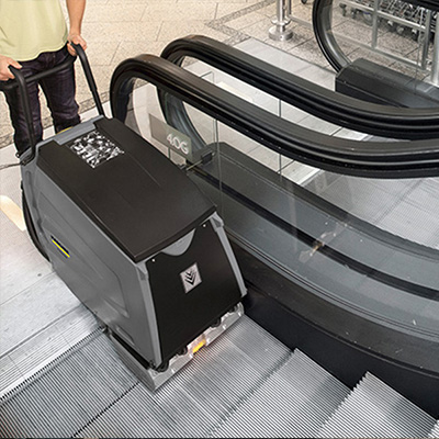 Escalator cleaning machine